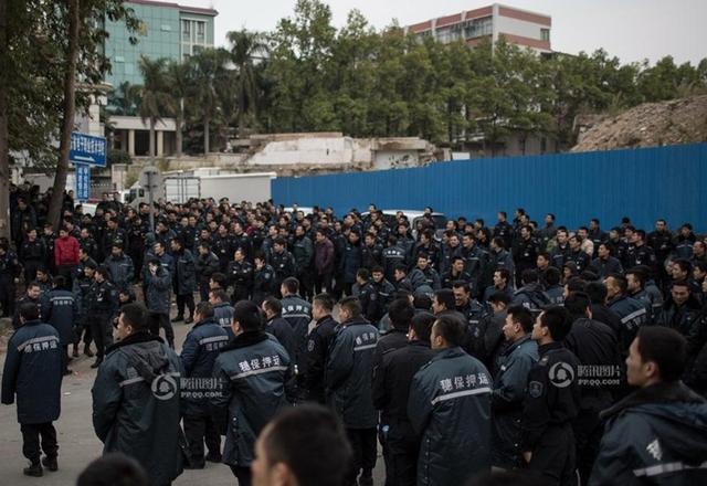 11日7时许，广州穗保公司押运员聚集在广州大道北同宝路口，要求公司提高待遇。